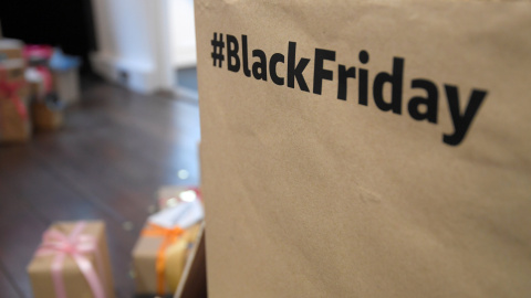 El hashtag '#BlackFriday, en un stand de Amazon en Londres. REUTERS/Toby Melville