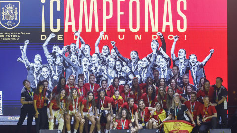 La selección española femenina de fútbol, nueva campeona del Mundo, durante la celebración con la afición este lunes en la explanada Puente del Rey, en Madrid Río. EFE/Rodrigo Jiménez