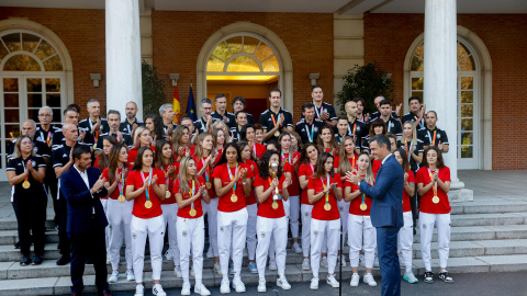 El presidente del Gobierno en funciones, Pedro Sánchez, recibe a la selección femenina de fútbol, campeona del mundial, este martes en Moncloa. EFE/Juan Carlos Hidalgo