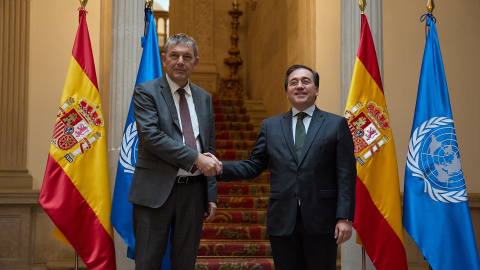 7/3/24 - El ministro de Asuntos Exteriores, Unión Europea y Cooperación, José Manuel Albares (d), saluda al comisionado general de la Agencia de Naciones Unidas para los Refugiados de Palestina en Oriente Próximo (UNRWA), Philippe Lazzarini (i), en la