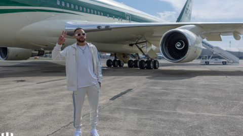 Neymar junto al Boing 747, el Jumbo Jet en el que ha llegado a Arabia Saudí