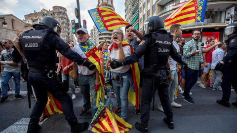 Los ultras revientan la manifestación del 9 d’octubre en Valencia ante la impunidad policial. EFE/Biel Aliño