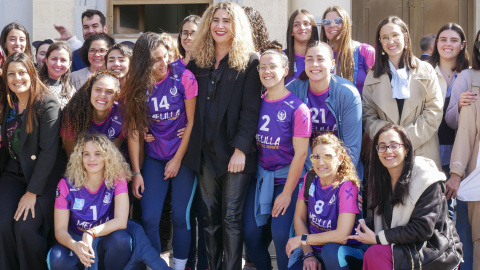 8//3/2024 La plantilla femenina del Club Voleibol Melilla Fadwa Abelhadj (en el centro), y la consejera de Presidencia, Administración Pública e Igualdad, Marta Fernández de Castro (derecha).