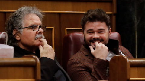 El portavoz de ERC, Joan Tardá, junto al diputado de ERC, Gabriel Rufián, durante la sesión de control al Gobierno celebrada en el Congreso de los Diputados. EFE/Juan Carlos Hidalgo