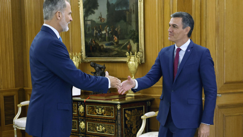 El rey Felipe VI (i) recibe al presidente del Gobierno en funciones y líder del PSOE, Pedro Sánchez (d),