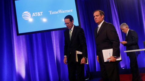 El consejero delegado de AT&T, Randall Stephenson (izq.) junto otros directivos de la compañía, tras una rueda de prensa en Nueva York. REUTERS/Shannon Stapleton