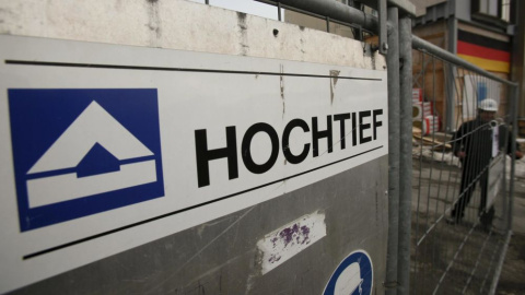 Logo de la constructora Hochtief, en una obra. REUTERS