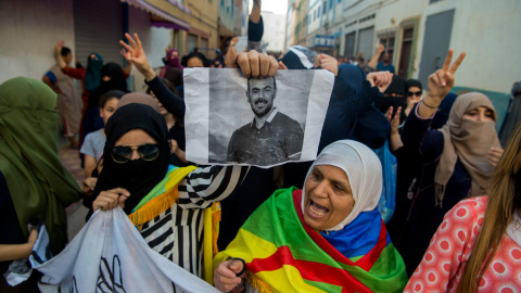 Manifestantes del movimiento social del Rif Hirak se manifiestan contra el Gobierno marroquí y por la liberación del líder de las protestas, a Nasser Zefzafi, en la ciudad de Imouzren el pasado junio.- FADEL SENNA / AFP