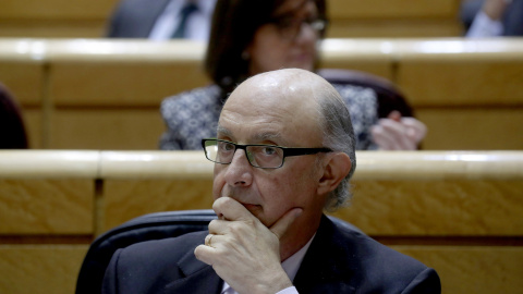 El ministro de Hacienda, Cristóbal Montoro, en el pleno en el Senado. EFE/Kiko Huesca