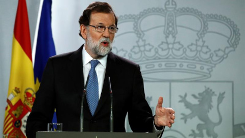 El presidente del Gobierno, Mariano Rajoy, durante la rueda de prensa ofrecida esta tarde en el Palacio de la Moncloa tras la declaración unilateral de independencia en el Parlament de Catalunya. - EFE