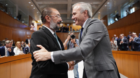 El president electe de l'Aragó, Jorge Azcón, saluda el president sortint, Javier Lambán, després del debat d'investidura