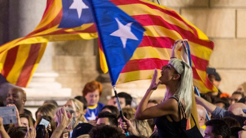 Personas concentradas esta viernes en la Plaza de Sant Jaume de Barcelona, para festejar que el Parlament ha declarado de forma unilateral la independencia de Cataluña. /EFE