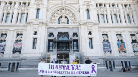 Los grupos municipales, salvo Vox, participan en el minuto de silencio por el asesinato de una vecina de Moratalaz, a 22 de agosto de 2023