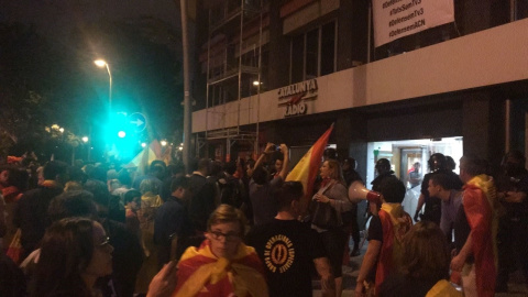 Los ultras en la puerta de Catalunya Ràdio. EP