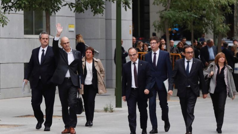 Los exmiembros del Govern Joaquín Forn, Raül Romeva, Dolors Bassa, Jordi Turull, Josep Rull y Meritxell Berrás a su llegada a la sede de la Audiencia Nacional. - EFE