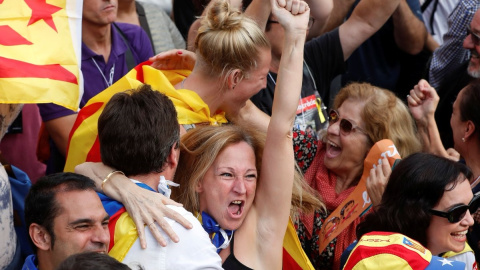 Manifestants concentrats a les immediacions del Parlament de Catalunya han celebrat la proclamació de la independència / REUTERS