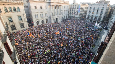 Manifestants a Plaça Sant Jaume de Barcelona celebren la proclamació de la República catalana / EFE Marta Pérez