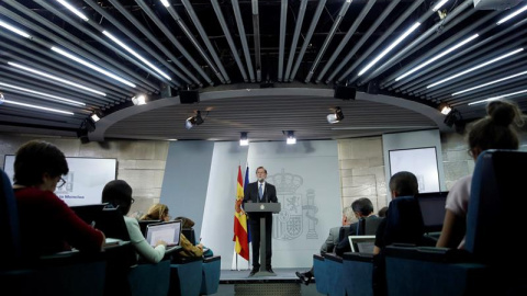 El presidente del Gobierno, Mariano Rajoy, durante la rueda de prensa ofrecida esta tarde en el Palacio de la Moncloa tras la declaración unilateral de independencia en el Parlament de Catalunya. - EFE