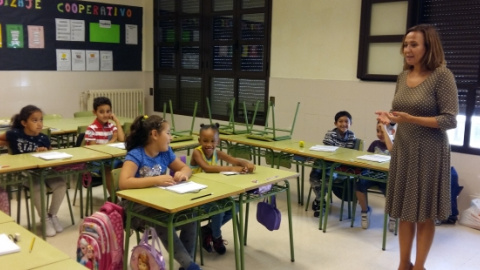 La consejera de Educación de Aragón, Mayte Pérez, durante una visita a un centro escolar. ARAGÓN HOY