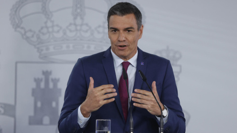 El presidente del Gobierno en funciones y líder del PSOE, Pedro Sánchez, ofrece una rueda de prensa en el Palacio de la Moncloa en Madrid, este martes.