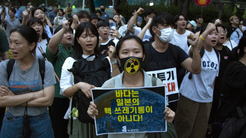 "El mar no es el basurero nuclear de Japón", dice el cartel durante una demostración en Seúl en contra del vertido del agua tratada de la central nuclear de Fukushima