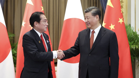 El presidente de China, Xi Jinping, y el primer ministro de Japón, Fumio Kishida, en Bangkok