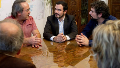 El coordinador general de IU y diputado nacional de Unidos Podemos, Alberto Garzón (c), acompañado del coordinador de IU de Castilla y León, José Sarrión (d), se reúne con el alcalde de Zamora, Francisco Guarido (i), el único alcalde de IU en una c