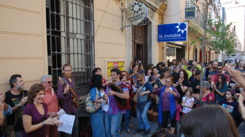 Centenares de personas se concentran para reclamar la gestión directa de la Casa Invisible.