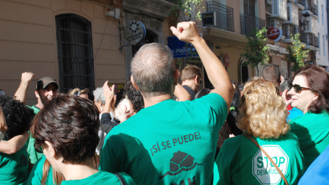 Centenares de personas se concentran para reclamar la gestión directa de la Casa Invisible.