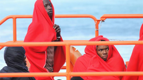 Efectivos de Salvamento Marítimo han rescatado este sábado a trece inmigrantes de origen subsahariano cuando intentaban alcanzar las costas españolas a bordo de dos pateras en aguas del Estrecho de Gibraltar./EFE