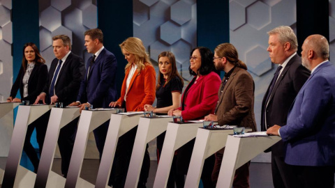 Los líderes de los partidos políticos islandesdes participan en un debate televisado, ayer en Reykjavik. EFE