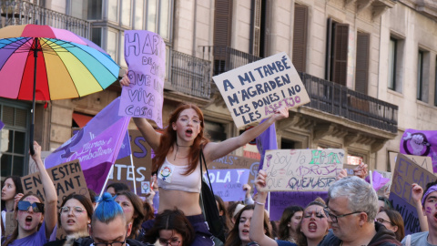 La manifestació del 8-M al seu pas per la Via Laietana