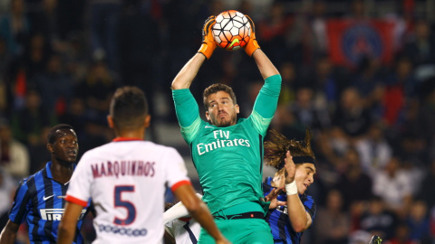 Nicolas Douchez, en un partido con el PSG. EFE/Archivo