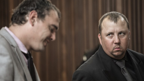 Willem Oosthuizen y Theo Jackson durante el juicio en el Tribunal Superior de Middelburg, Sudáfrica. GIANLUIGI GUERCIA / AFP.