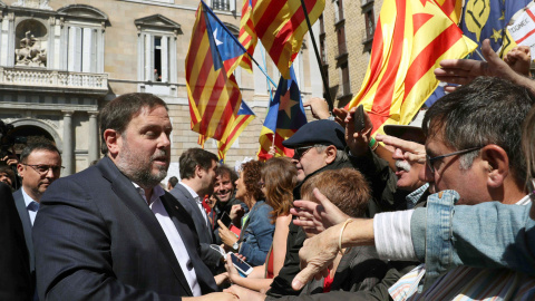 El vicepresidente del Gover, Oriol Junqueras, saluda a los concentrados este sábado en la Plaza de Sant Jaume de Barcelona, con los alcaldes catalanes que apoyan el referéndum del 1-O. EFE/Toni Albir