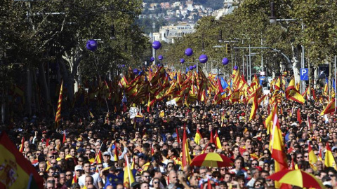 Miles de personas se concentran en el Paseo de Gracia de Barcelona, en la manifestación convocada por la entidad Societat Civil Catalana en el centro de la ciudad bajo el lema "Todos somos Catalunya". EFE/Javier Etxezarreta