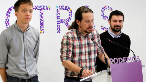 El líder de Podemos, Pablo Iglesias (c), en rueda de prensa ha anunciado hoy que ha logrado que el diputado Íñigo Errejón (i) y el secretario general de la formación en Madrid, Ramón Espinar (d), lleguen a un acuerdo para la candidatura que presenta