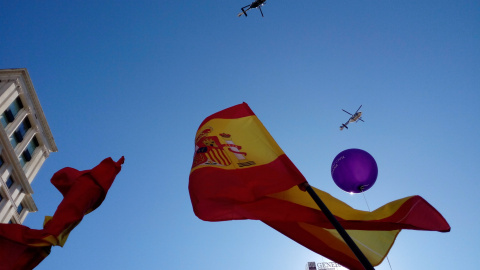 Helicòpters de la Policia Nacional i la Guardia Civil, en la manifestació de Societat Civil Catalana aquest diumenge. JAVIER BORRÀS ARUMÍ