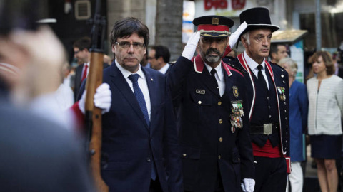 El presidente de la Generalitat de Catalunya cesado, Carles Puigdemont, junto a Josep Lluís Trapero, major de los Mossos, también cesado. EFE/Archivo