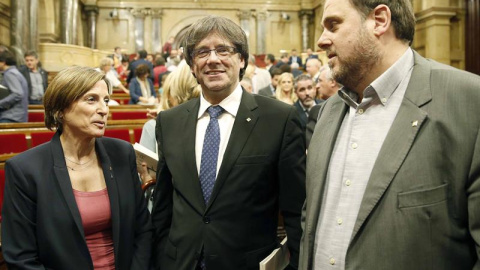 Oriol Junqueras, vicepresidente del Govern; Carme Forcadell, presidenta de la Mesa del Parlament; y Carles Puigdemont, president de la Generalitat, los tres cesados. EFE/Archivo