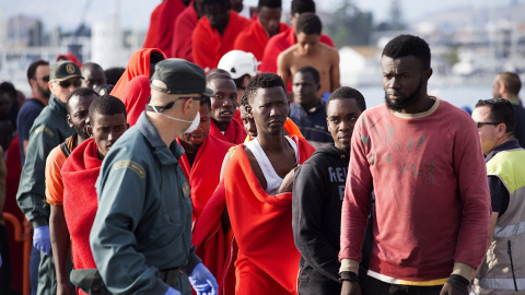 Llegada al puerto de Motril de parte de los 180 migrantes rescatados cuando viajaban en una patera localizada en mar de Alborán en la costa de Almería. EFE/Miguel Paquet