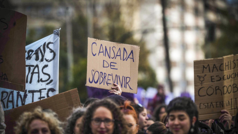 08/03/2024.- Grupos de mujeres participan en la manifestación convocada con motivo del 8M 'Día Internacional de la Mujer' este viernes, en Córdoba.