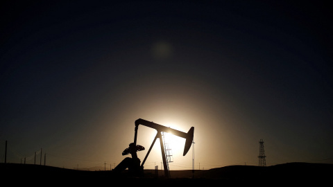 Una bomba de extracción de crudo en un campo petrolífero en California (EEUU). REUTERS/Lucy Nicholson