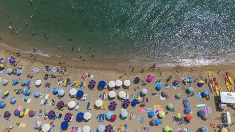 Numerosas personas disfrutan de un día de playa en la Costa Brava, a 30 de julio de 2023, en Tossa de Mar, Girona, Catalunya.