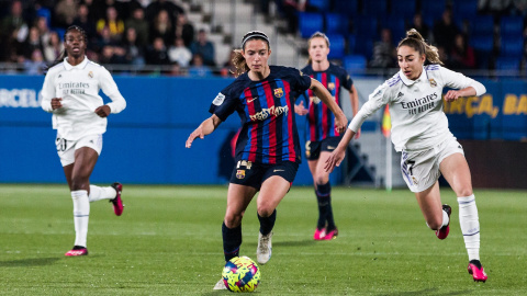 Aitana Bonmatí conduce el balón en un partido de liga contra el Real Madrid.