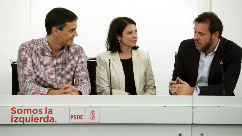 El secretario general del PSOE, Pedro Sánchez, la secretaria de Política Municipal, Adriana Lastra y el portavoz de la Ejecutiva, Óscar Puente, durante la reunión de la Ejecutiva de la formación, en Ferraz, la primera tras haber puesto en marcha el a