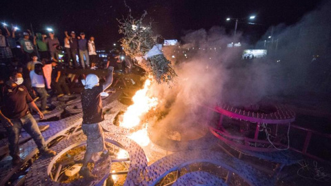 Un "Árbol de la vida", símbolo del gobernante Frente Sandinista de Liberación Nacional (FSLN), es incendiado por manifestantes en Managua. - EFE