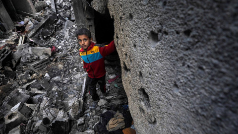 8/3(24 - Un niño palestino se encuentra entre los escombros de una casa destruida tras un ataque aéreo israelí, en Deir Al Balah, al sur de la Franja de Gaza, el 8 de marzo de 2024