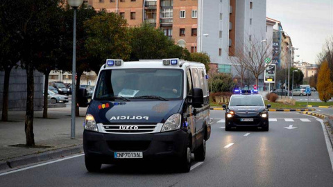 El coche y el furgón de la Policía que conduce a la manada al Palacio de Justica de Navarra. | EFE