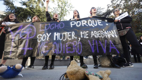 Varias personas de la Asociación Ve-la Luz se concentran en la Plaza de las Cortes, en las inmediaciones del Congreso de los Diputados, donde comparecía su presidenta, Gloria Vázquez, ante la Subcomisión para el Pacto de Estado en materia de Violencia